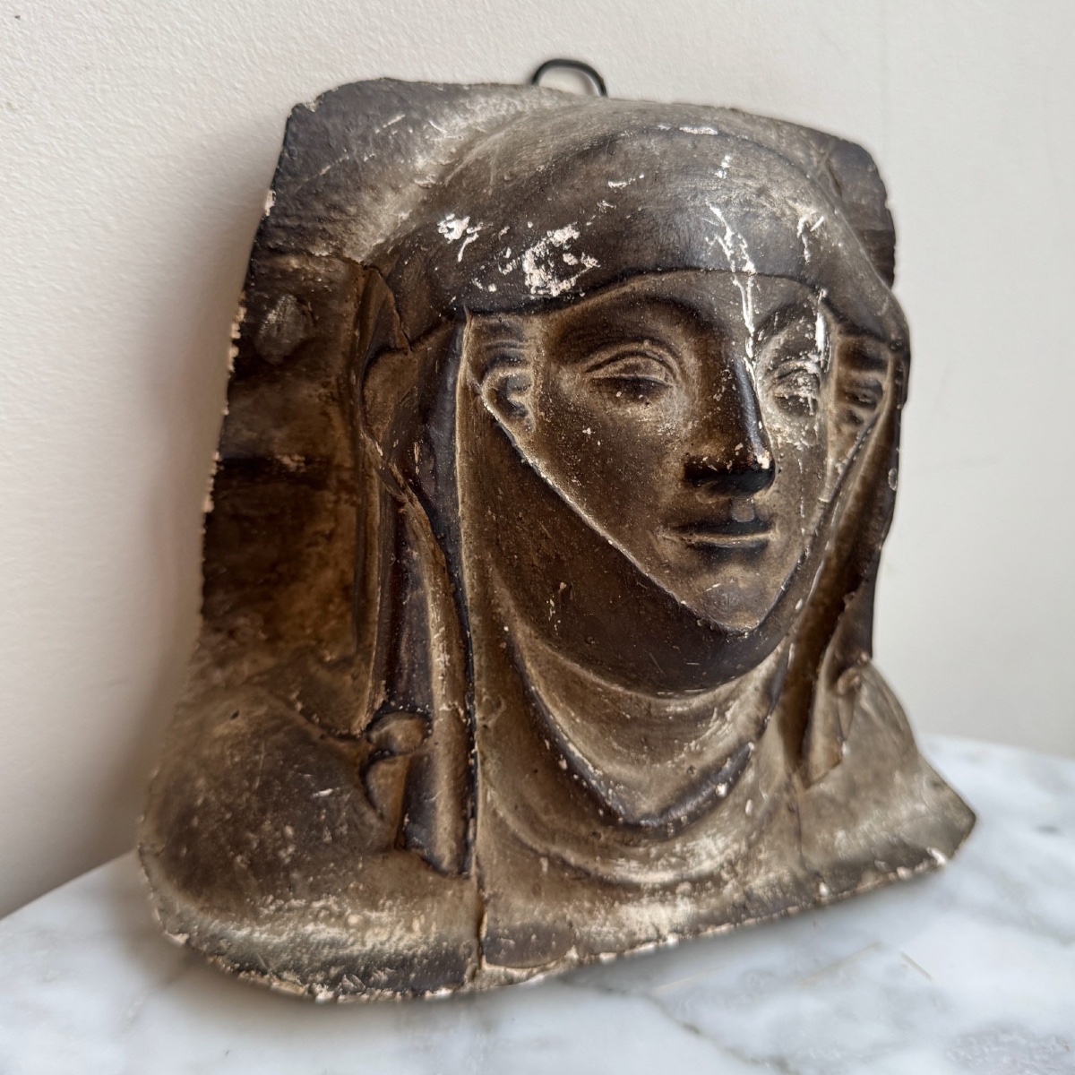 Plâtre d'atelier femme de la Haute Epoque portant un foulard -photo-3