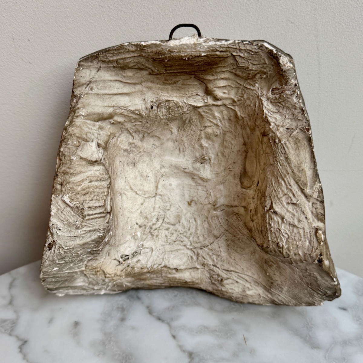 Plâtre d'atelier femme de la Haute Epoque portant un foulard -photo-4