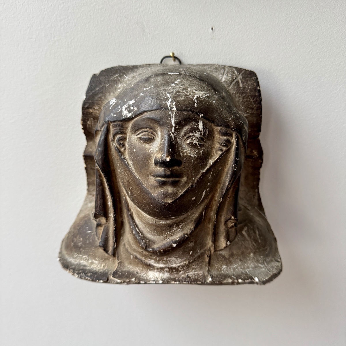 Plâtre d'atelier femme de la Haute Epoque portant un foulard 