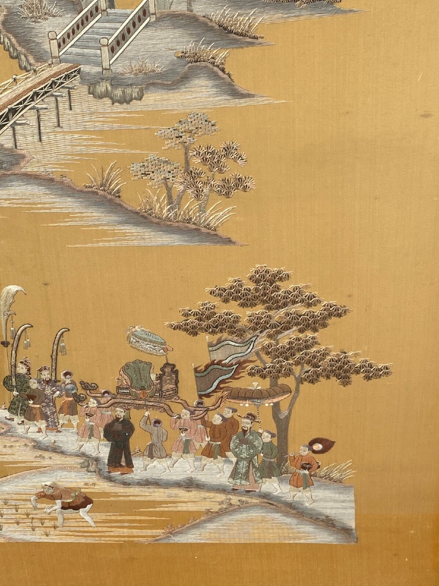 Broderie sur soie Chine fin XIXe personnages étendards végétation-photo-3