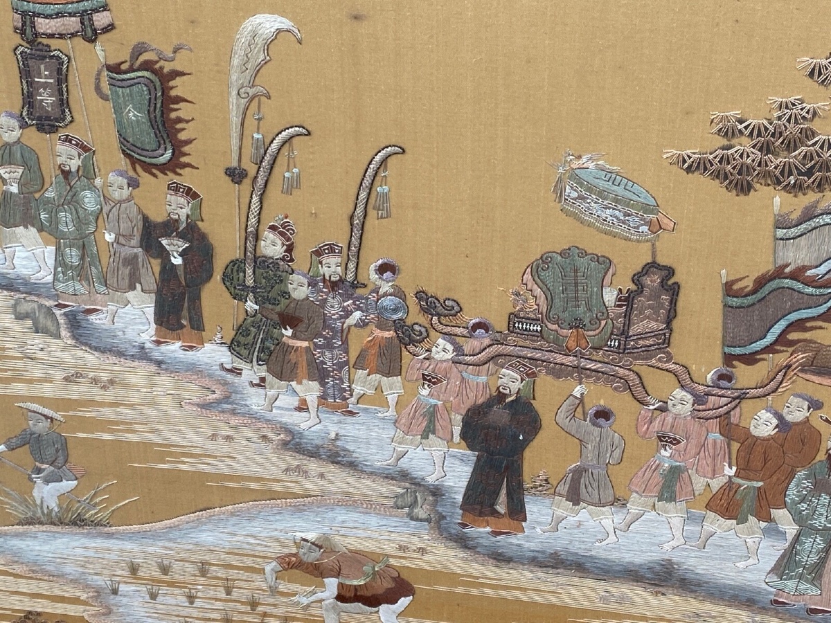 Broderie sur soie Chine fin XIXe personnages étendards végétation-photo-4