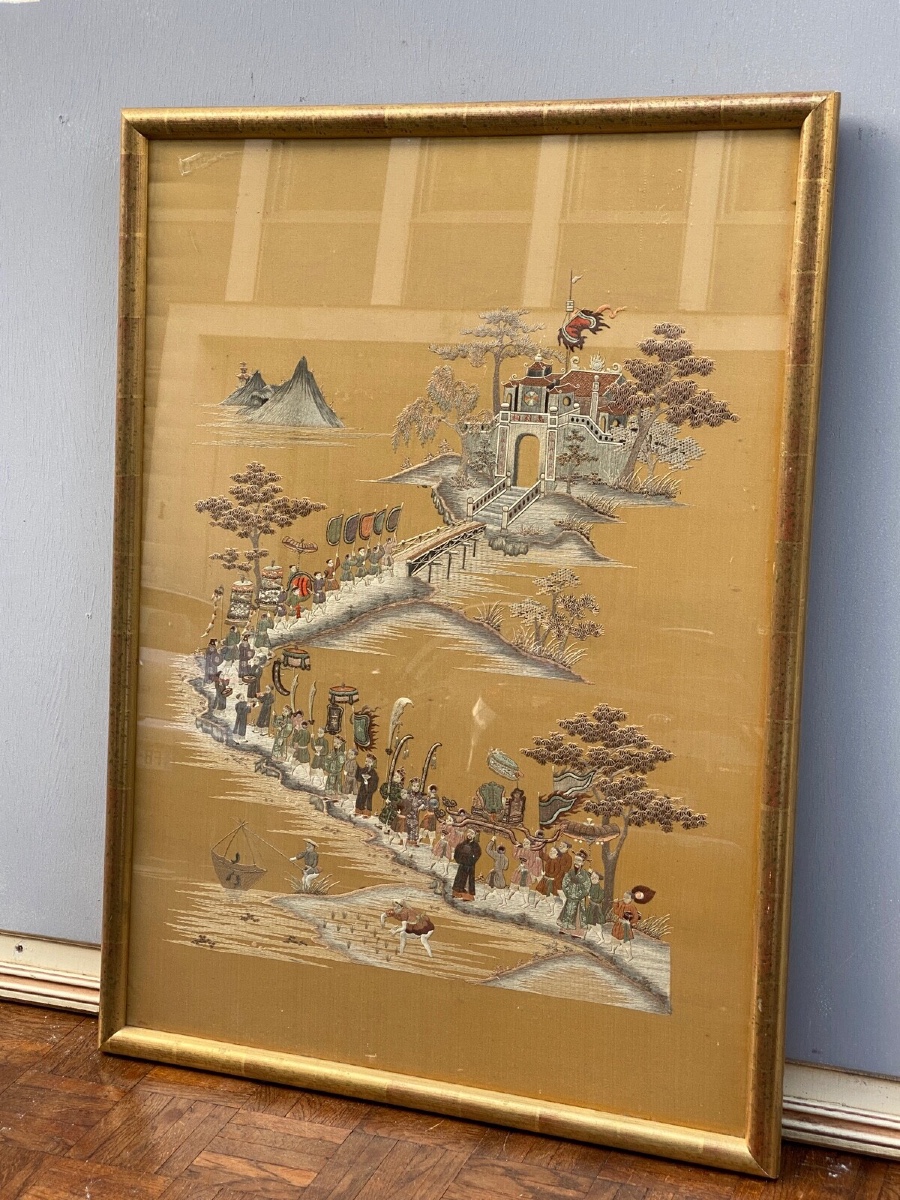 Broderie sur soie Chine fin XIXe personnages étendards végétation