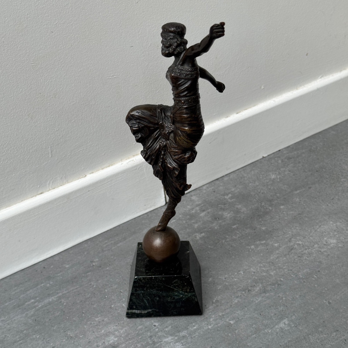 Sculpture danseuse Art Déco 1930 patine chocolatée socle marbre noir-photo-4