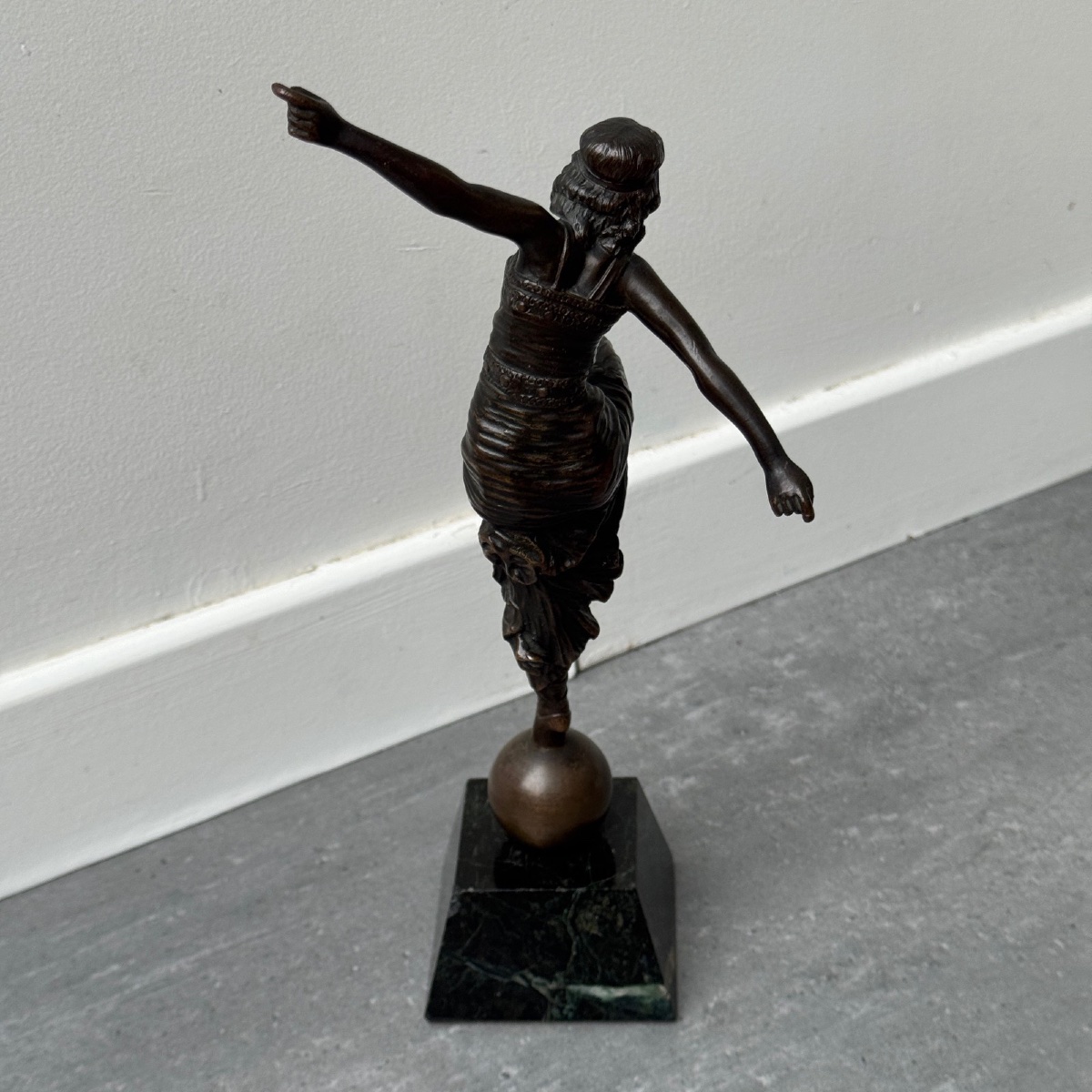 Sculpture danseuse Art Déco 1930 patine chocolatée socle marbre noir-photo-1