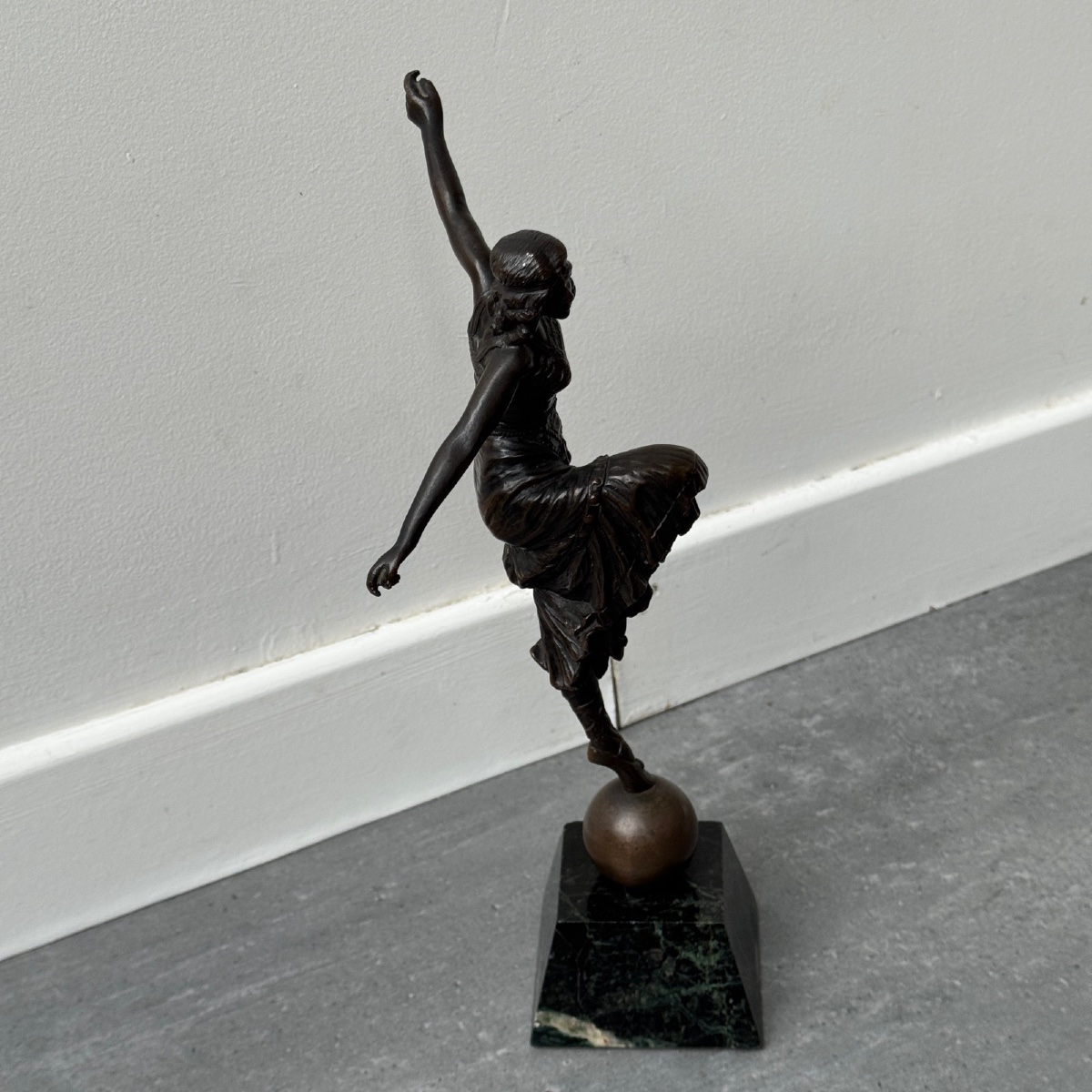 Sculpture danseuse Art Déco 1930 patine chocolatée socle marbre noir-photo-2