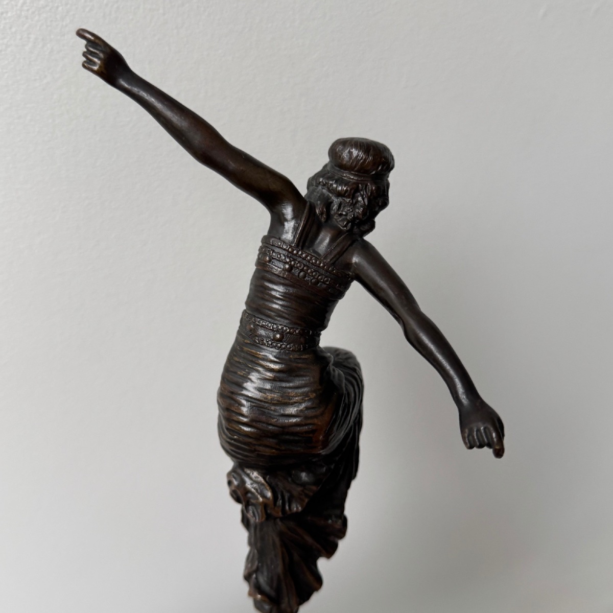 Sculpture danseuse Art Déco 1930 patine chocolatée socle marbre noir-photo-4