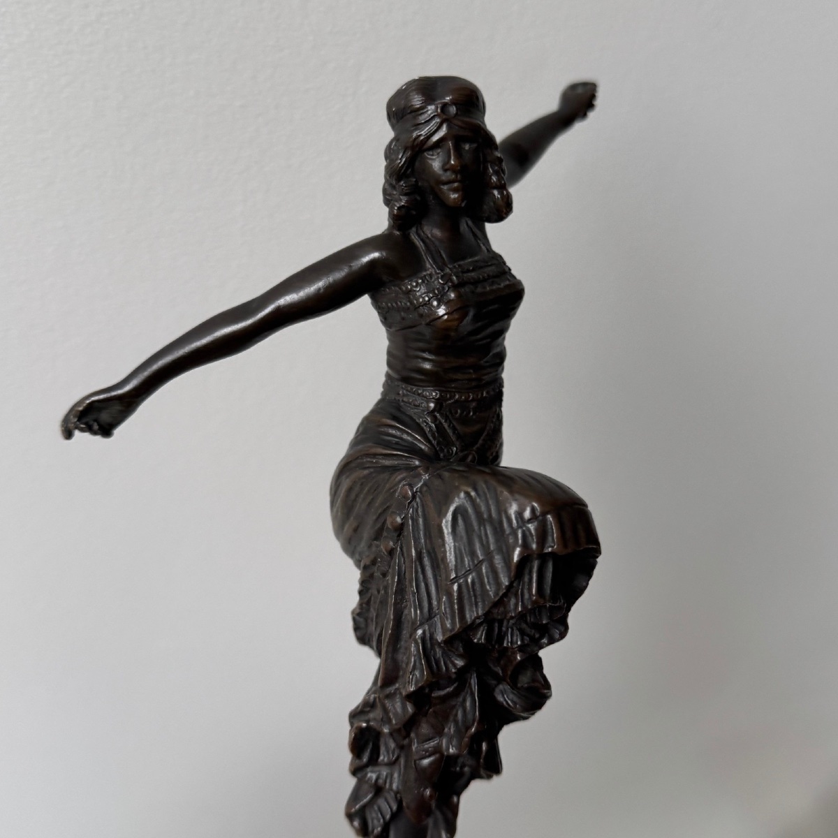 Sculpture danseuse Art Déco 1930 patine chocolatée socle marbre noir-photo-5