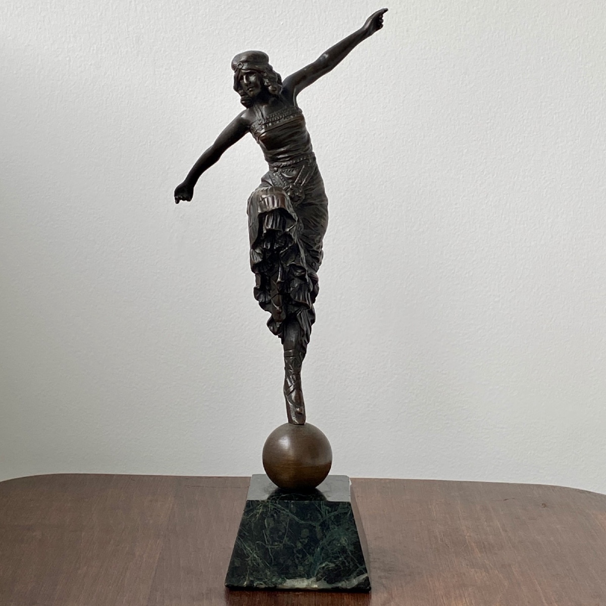 Sculpture danseuse Art Déco 1930 patine chocolatée socle marbre noir