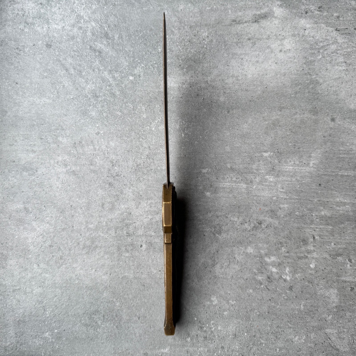 Coupe-papier en bronze Art Déco 1930 patine chocolatée femme et enfant-photo-2