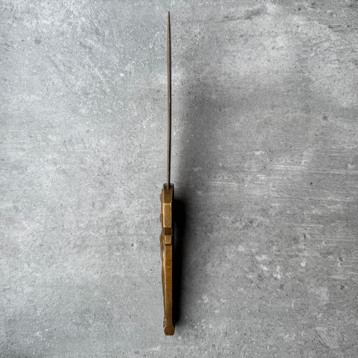 Coupe-papier en bronze Art Déco 1930 patine chocolatée femme et enfant-photo-3