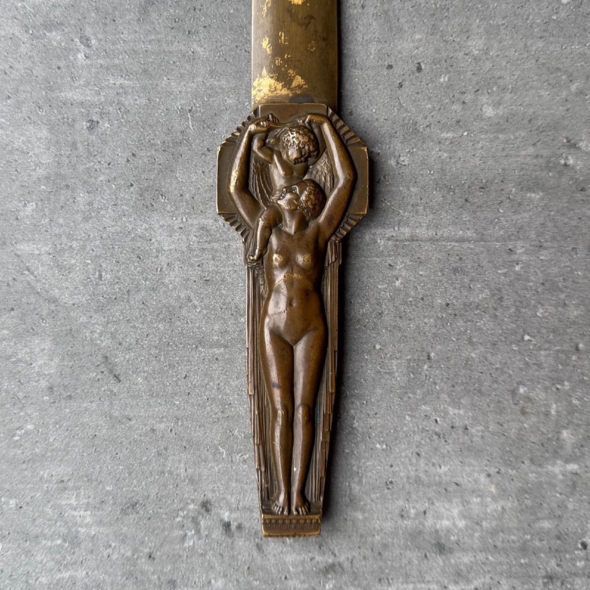 Coupe-papier en bronze Art Déco 1930 patine chocolatée femme et enfant-photo-4