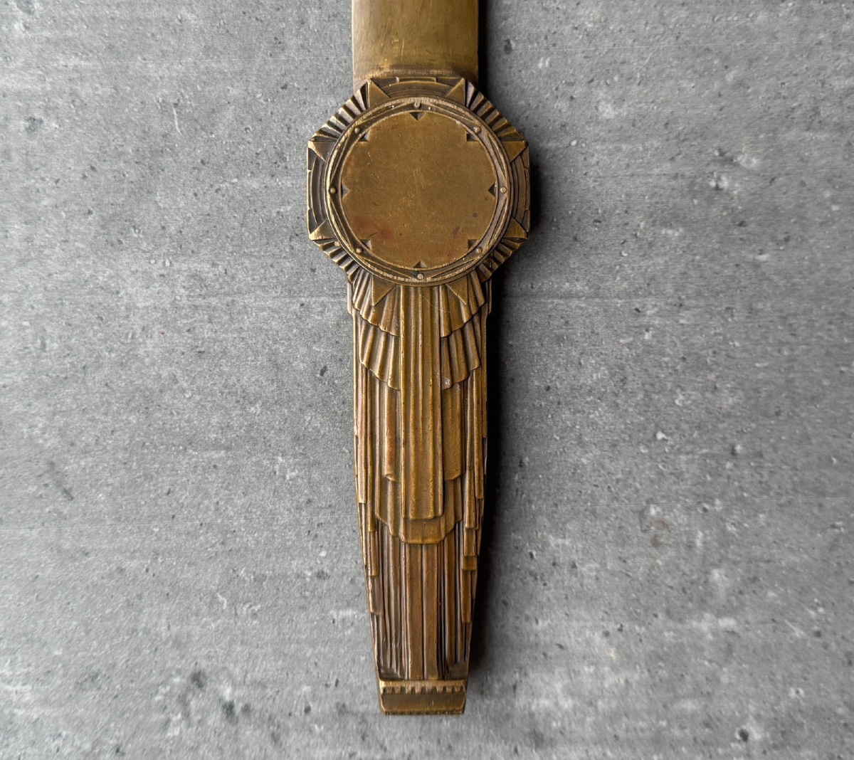 Coupe-papier en bronze Art Déco 1930 patine chocolatée femme et enfant-photo-2