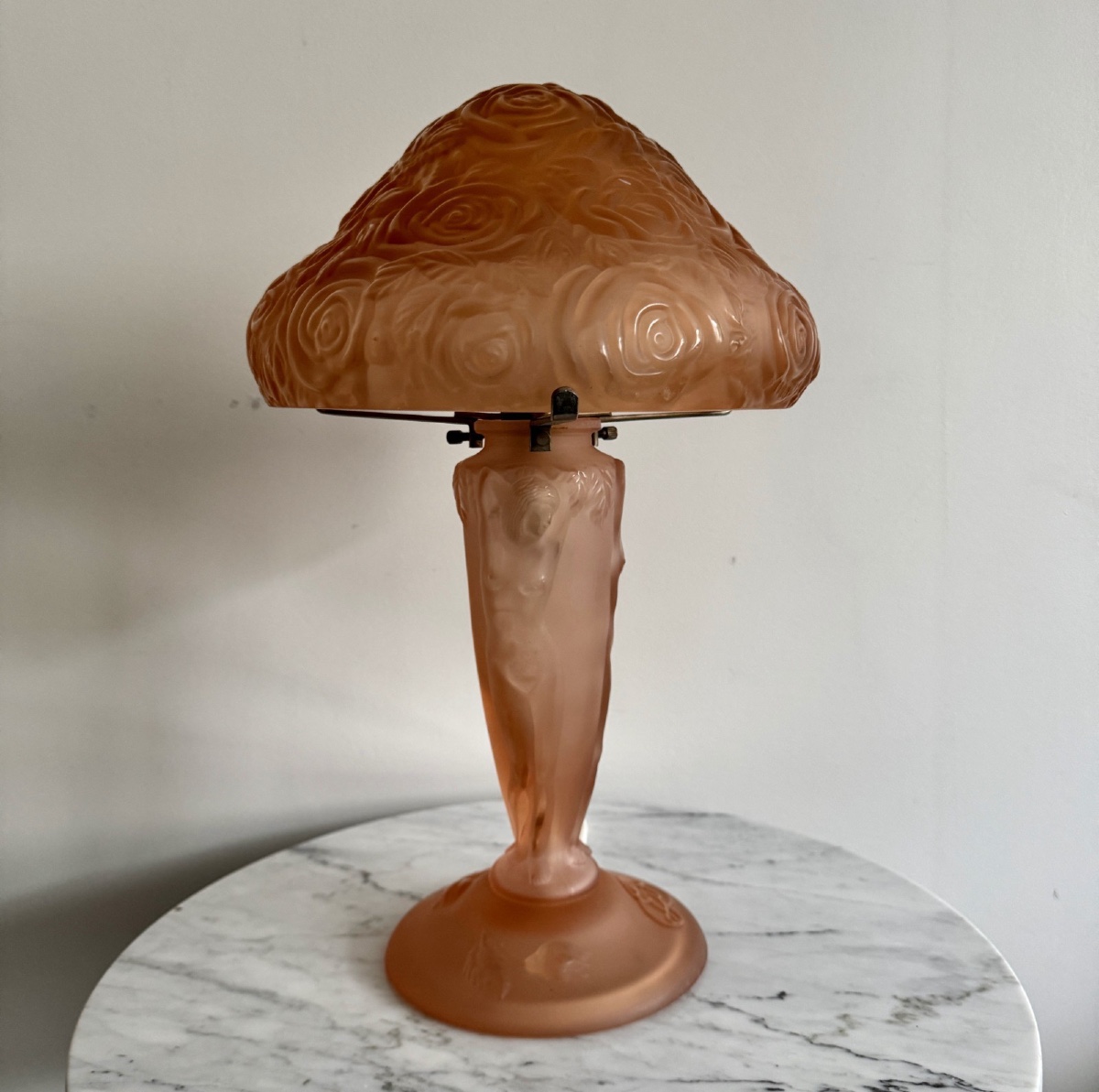 Lampe champignon en verre dépoli décor de femme nue fond rose 1930