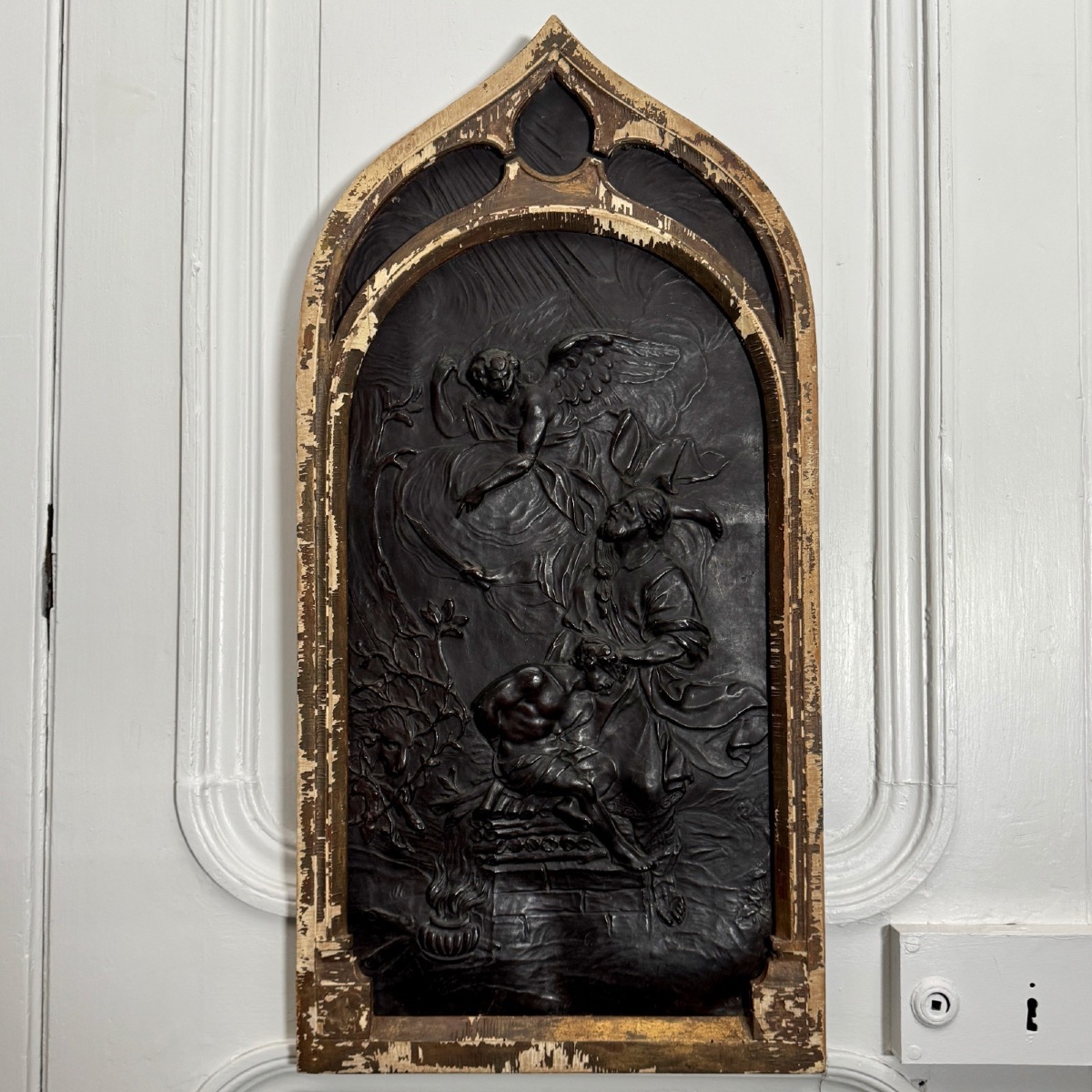 Panneau en cuir repoussé décor religieux néogothique XIXe entourage bois -photo-3