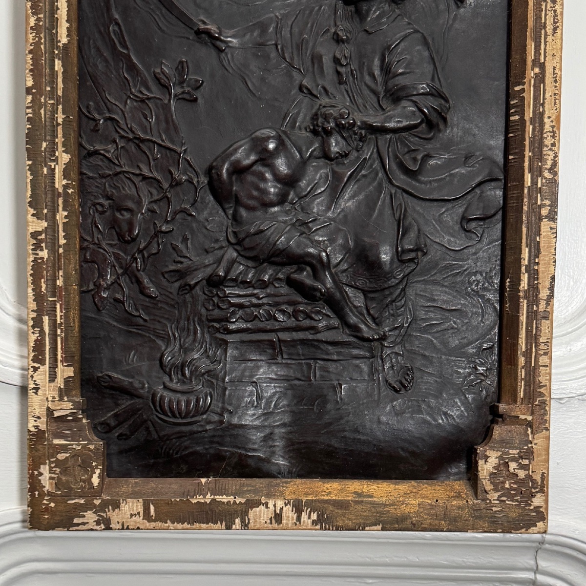 Panneau en cuir repoussé décor religieux néogothique XIXe entourage bois -photo-4