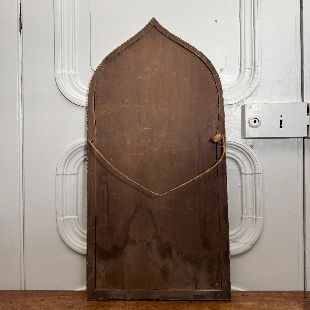 Panneau en cuir repoussé décor religieux néogothique XIXe entourage bois -photo-2