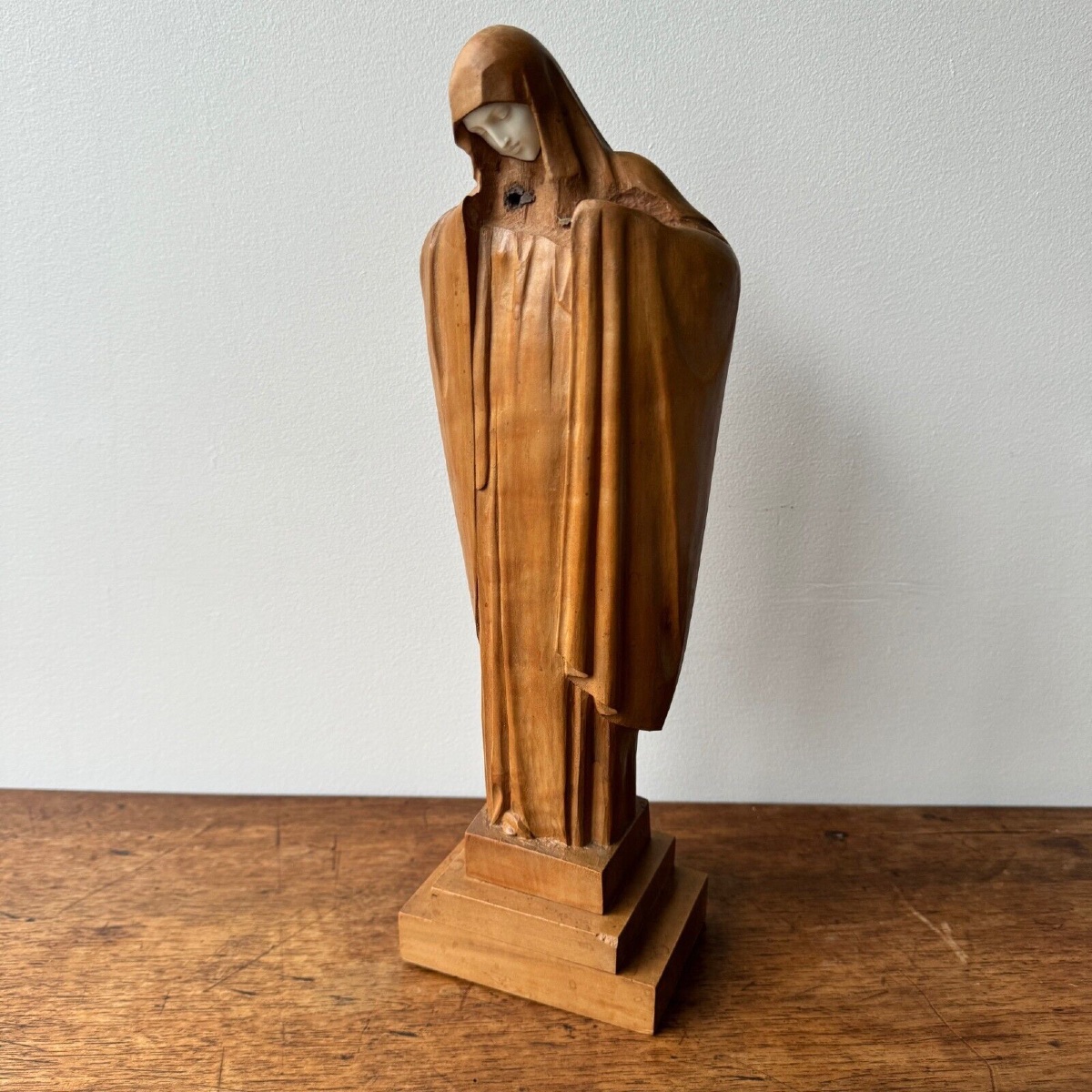Vierge en bois sculpté par Lucienne Heuvelmans (1881-1944) -photo-4