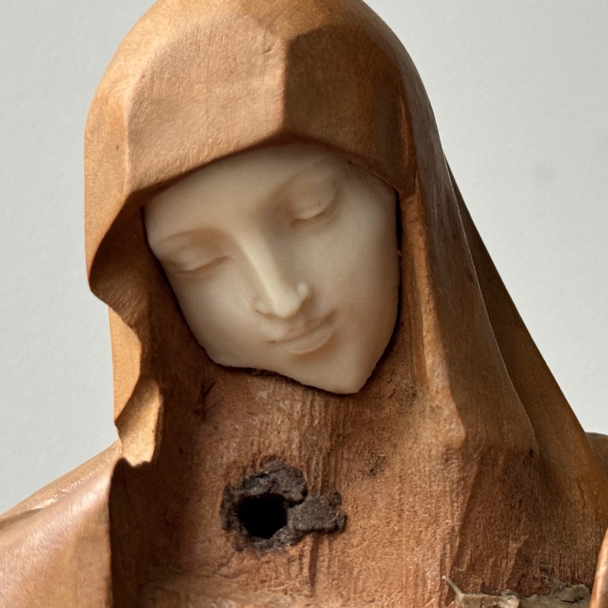 Vierge en bois sculpté par Lucienne Heuvelmans (1881-1944) -photo-6