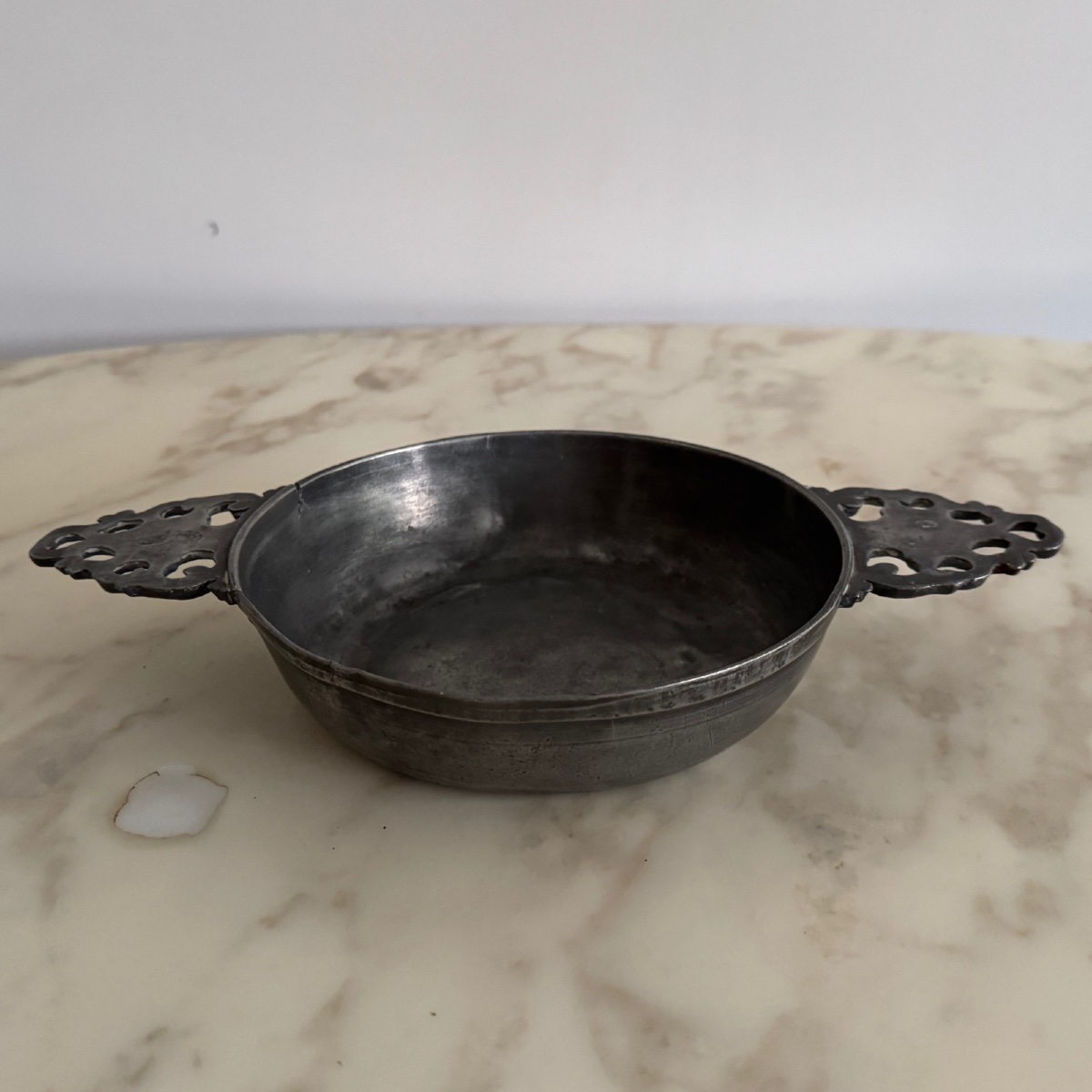 17th-century Pewter Bowl With Handles-photo-2