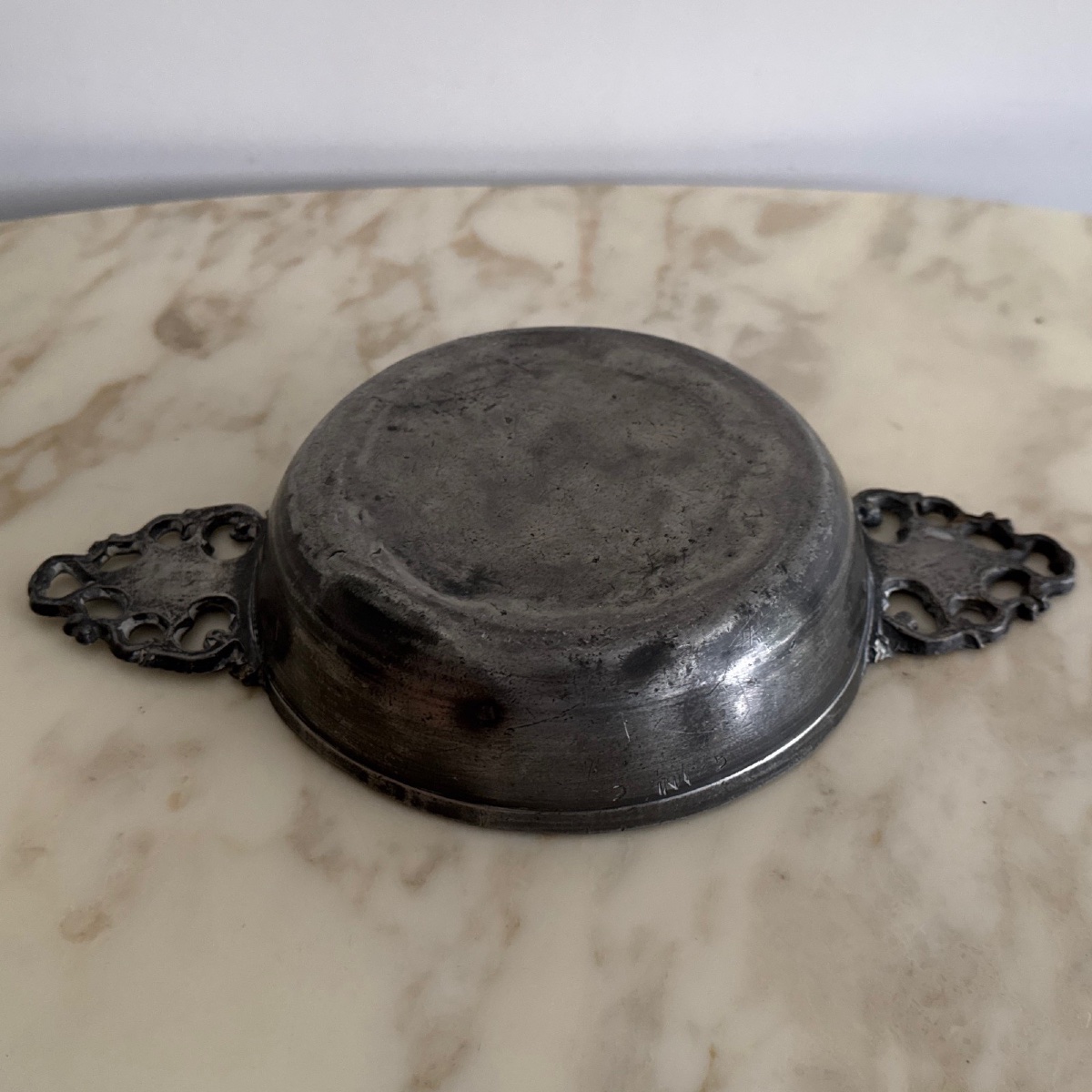 17th-century Pewter Bowl With Handles-photo-3