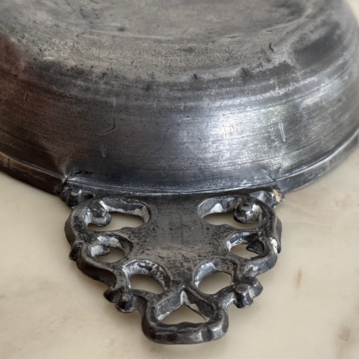 17th-century Pewter Bowl With Handles-photo-4
