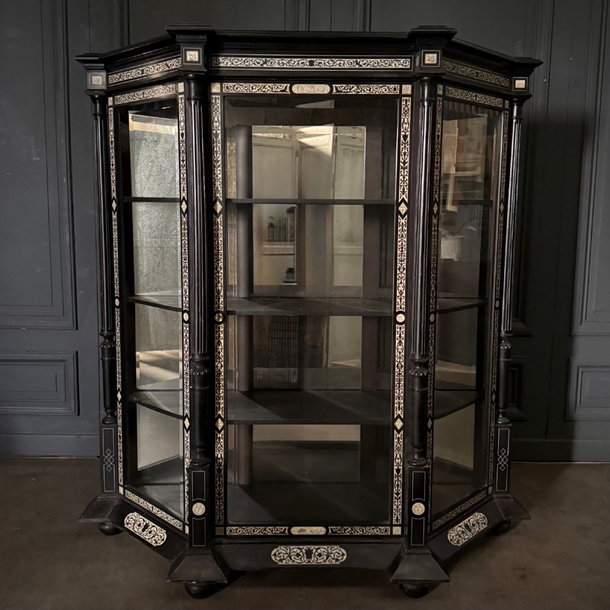 Bibliothèque XIXe Napoléon III incrustée de marqueterie d'os décor d'arabesques -photo-2