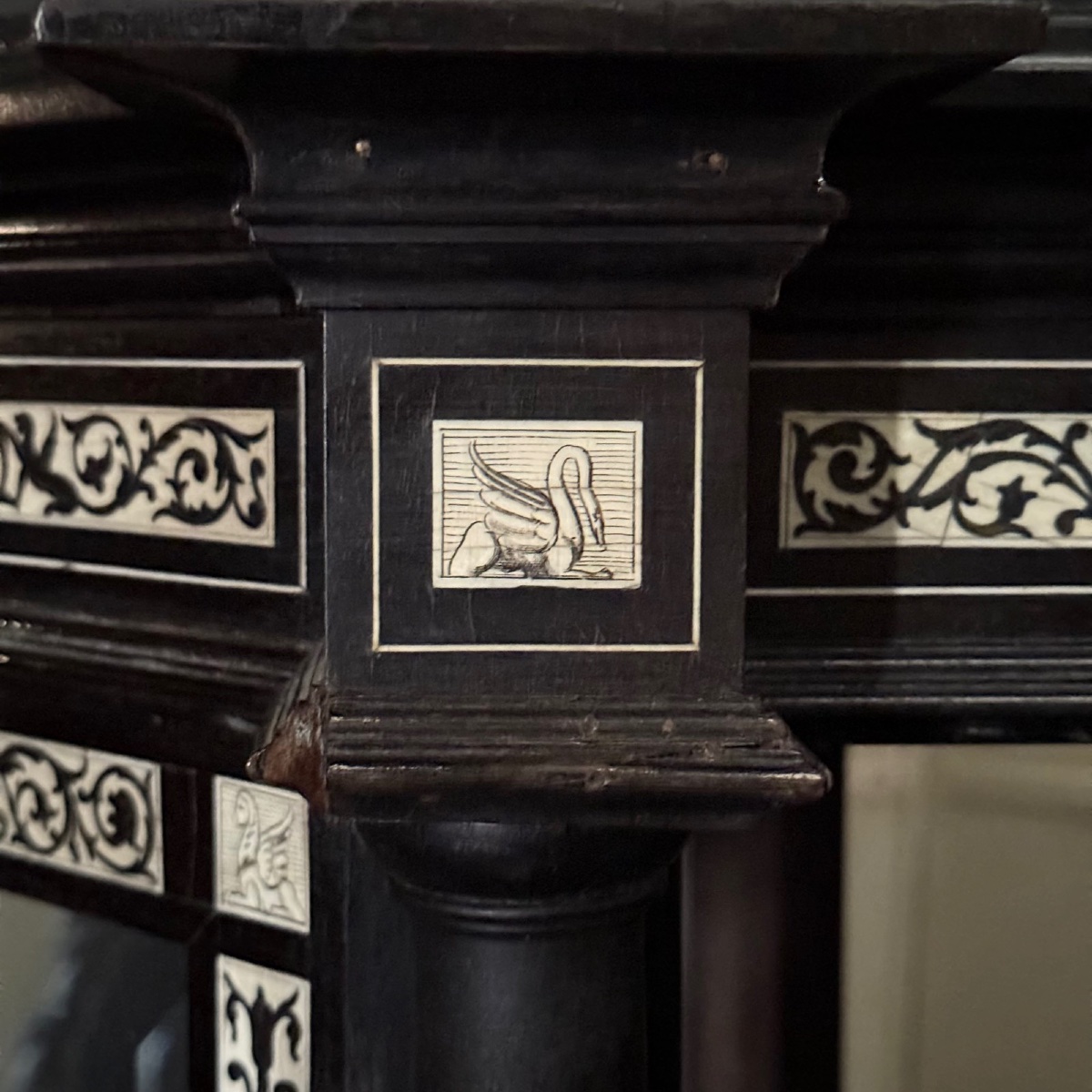 Bibliothèque XIXe Napoléon III incrustée de marqueterie d'os décor d'arabesques -photo-1