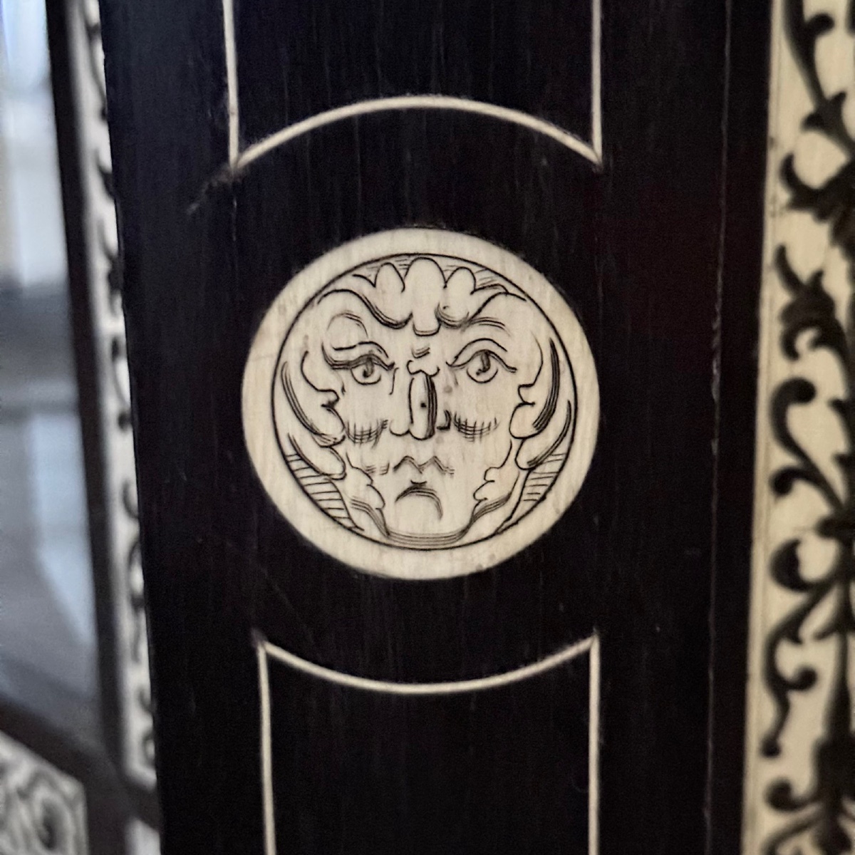 Bibliothèque XIXe Napoléon III incrustée de marqueterie d'os décor d'arabesques -photo-6