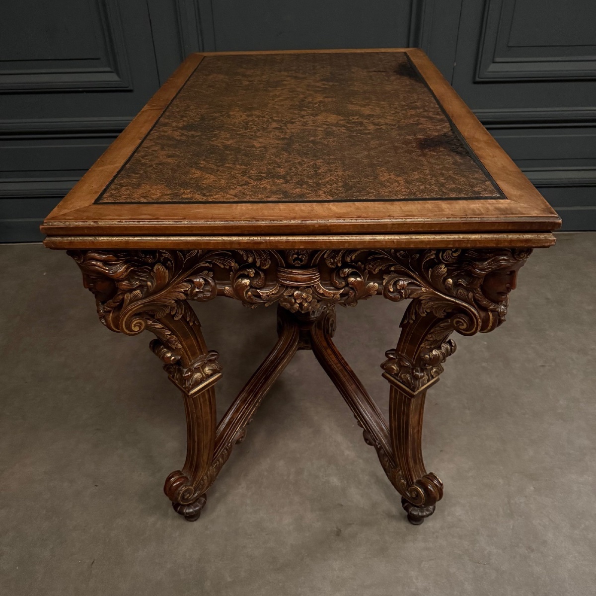 Table de milieu en noyer XIXe Italie recouverte de cuir de Cordoue-photo-3