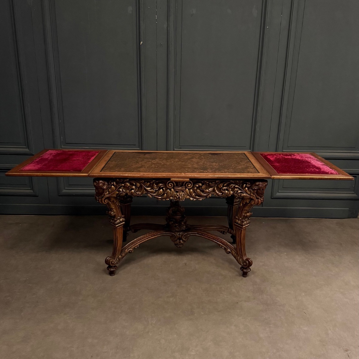 Table de milieu en noyer XIXe Italie recouverte de cuir de Cordoue-photo-5