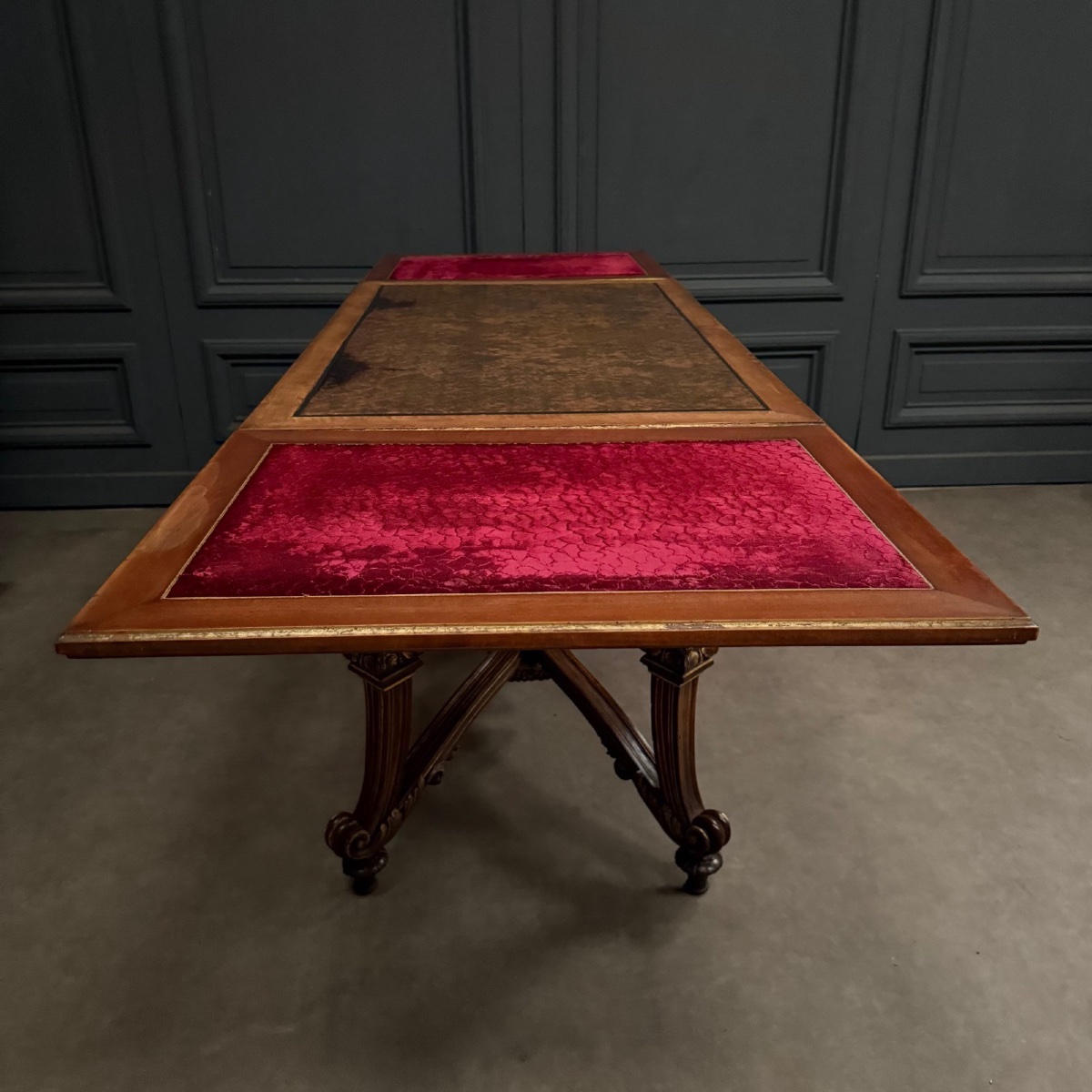 Table de milieu en noyer XIXe Italie recouverte de cuir de Cordoue-photo-6