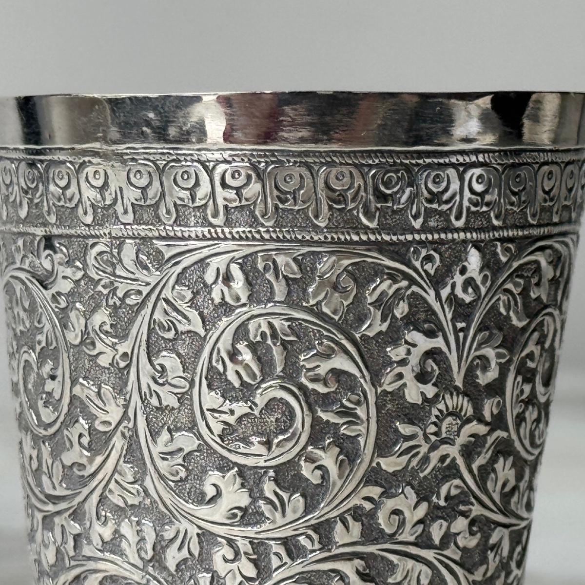 Timbale en argent Sri Lanka richement ouvragé décor d'arabesques-photo-2