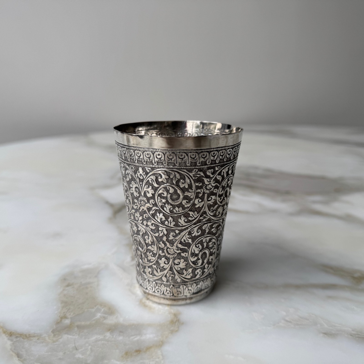 Timbale en argent Sri Lanka richement ouvragé décor d'arabesques