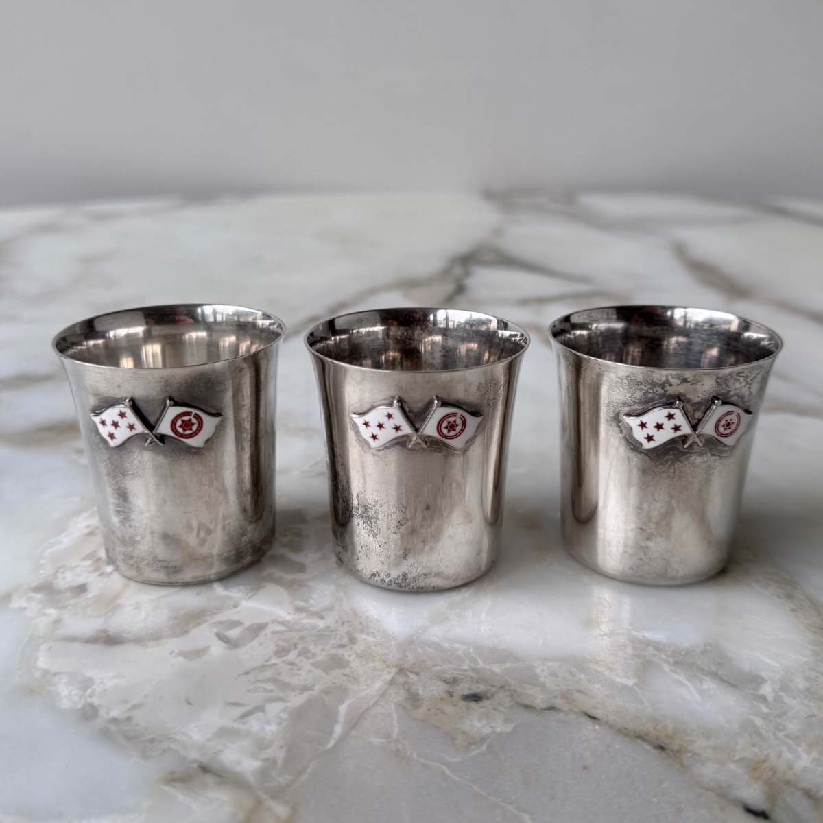 Suite de 3 petits gobelets en argent Serling 970 drapeaux émaillés XXe-photo-2