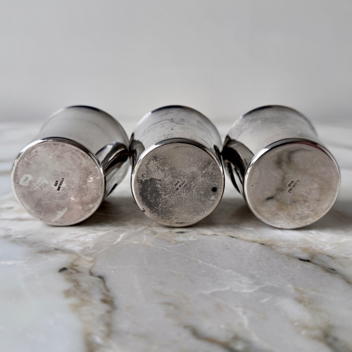 Suite de 3 petits gobelets en argent Serling 970 drapeaux émaillés XXe-photo-1