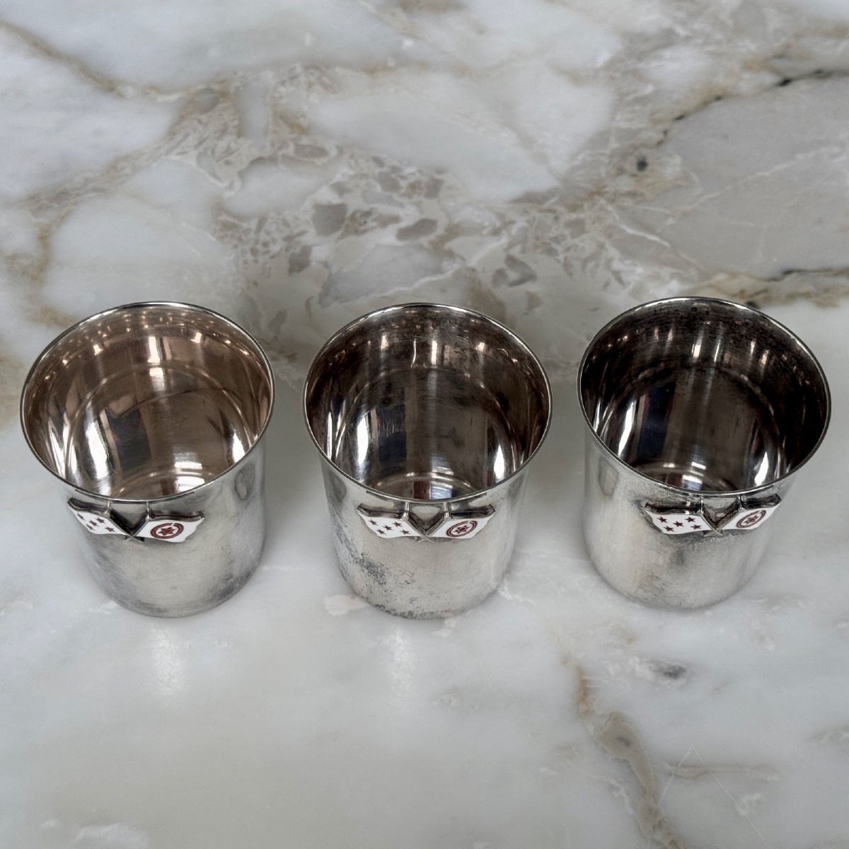 Suite de 3 petits gobelets en argent Serling 970 drapeaux émaillés XXe-photo-3