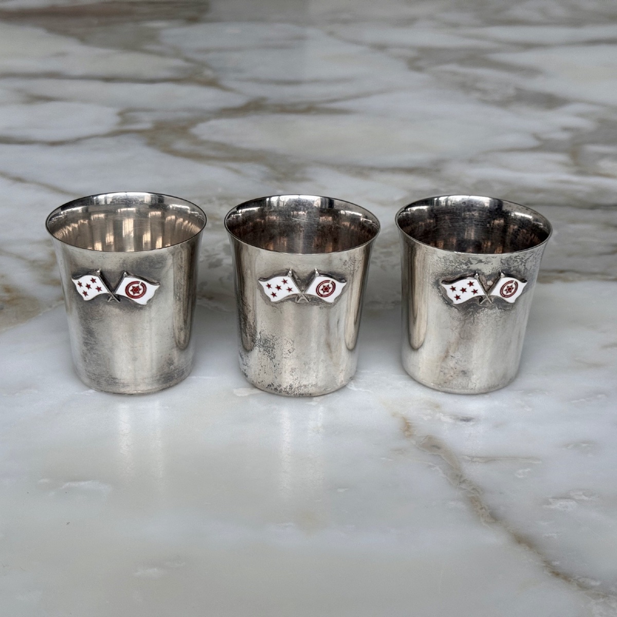 Suite de 3 petits gobelets en argent Serling 970 drapeaux émaillés XXe-photo-4