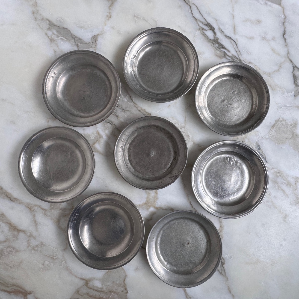 Suite de 8 plats creux en étain XVIIIe portant les initiales RHF-photo-3