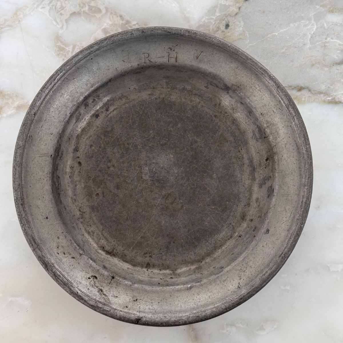 Suite de 8 plats creux en étain XVIIIe portant les initiales RHF-photo-4