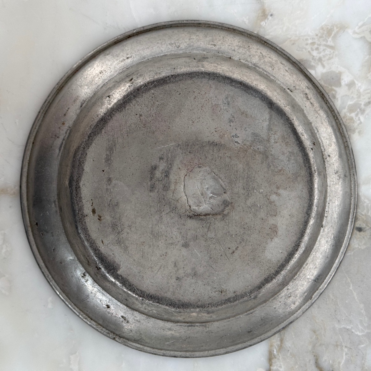 Suite de 8 plats creux en étain XVIIIe portant les initiales RHF-photo-1