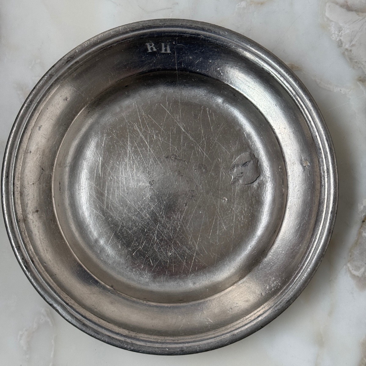 Suite de 8 plats creux en étain XVIIIe portant les initiales RHF-photo-2