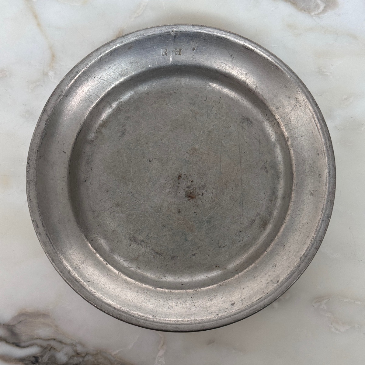 Suite de 8 plats creux en étain XVIIIe portant les initiales RHF-photo-5