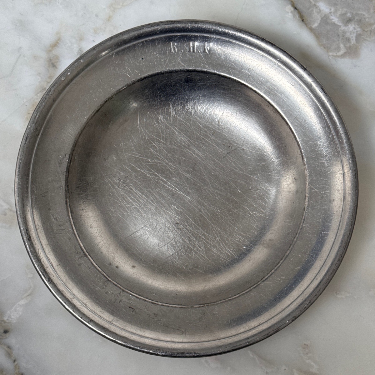 Suite de 8 plats creux en étain XVIIIe portant les initiales RHF-photo-7