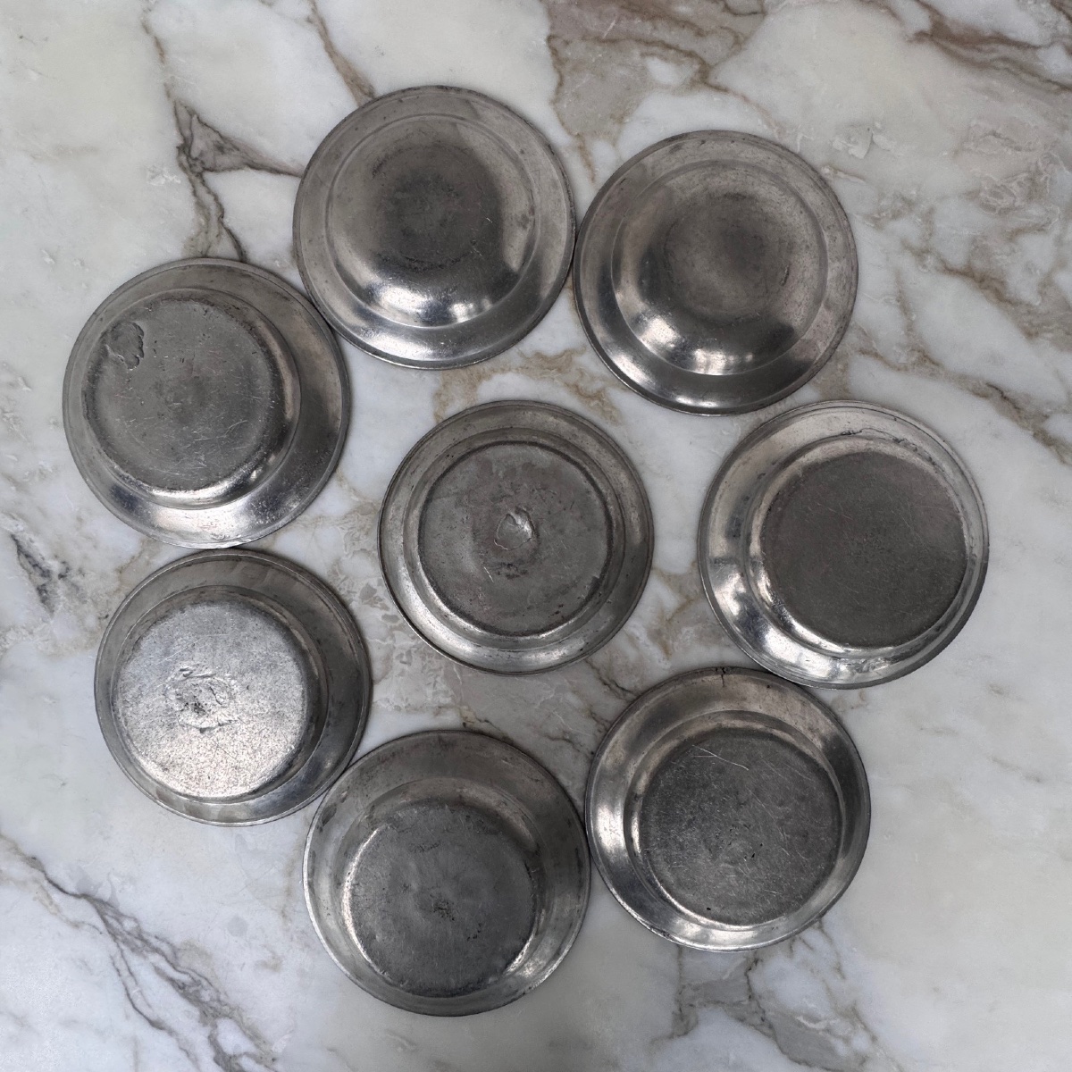 Suite de 8 plats creux en étain XVIIIe portant les initiales RHF-photo-8