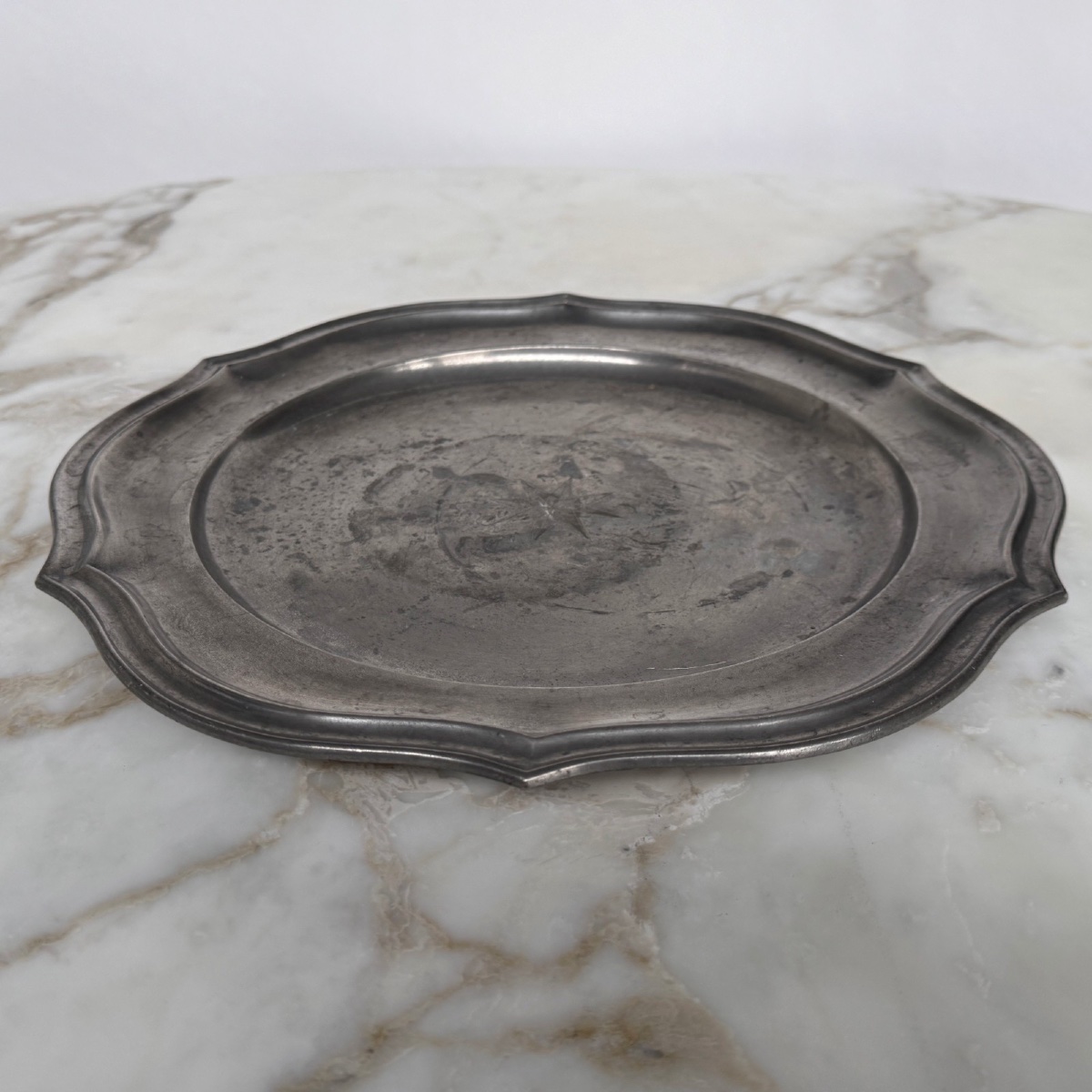 Plat en étain XVIIIe portant une étoile surmontée d'une fleur de lys-photo-3