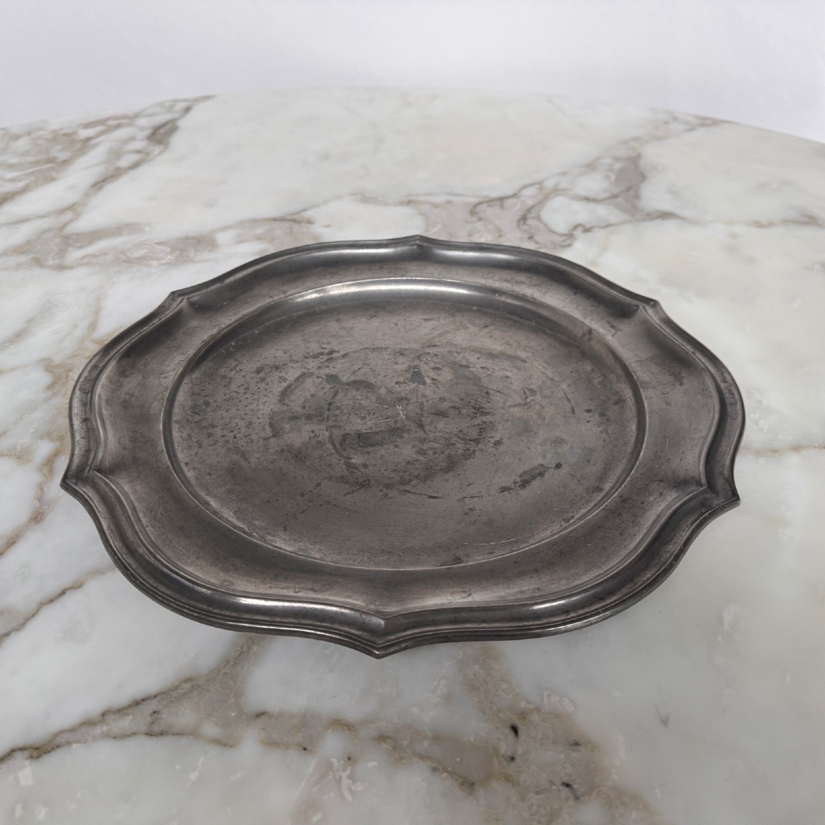 Plat en étain XVIIIe portant une étoile surmontée d'une fleur de lys-photo-1