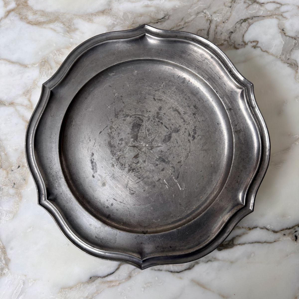 Plat en étain XVIIIe portant une étoile surmontée d'une fleur de lys-photo-2