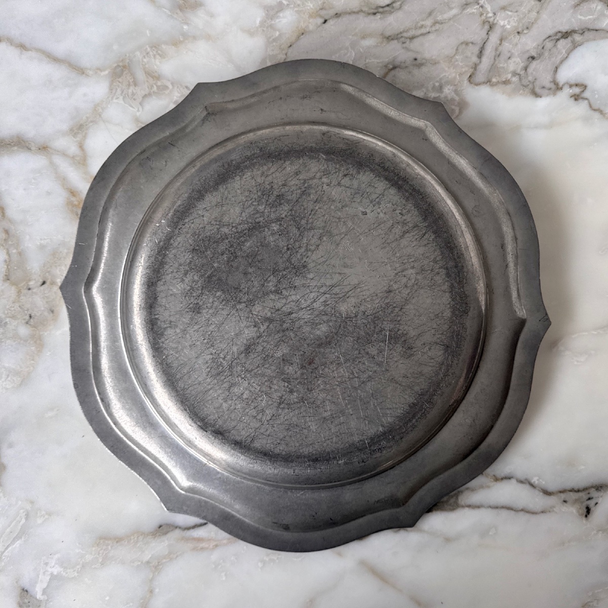 Plat en étain XVIIIe portant une étoile surmontée d'une fleur de lys-photo-3