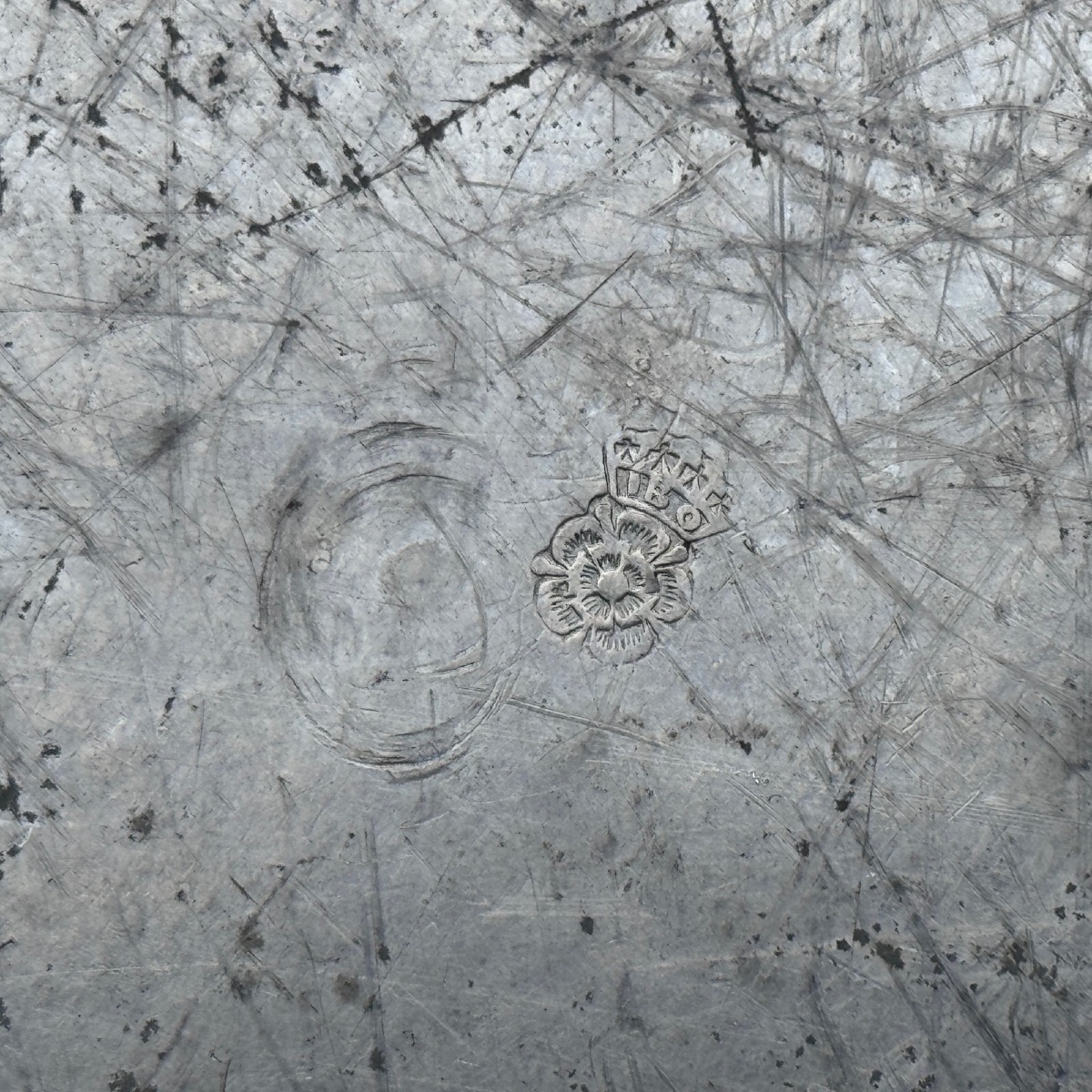 Plat en étain XVIIIe portant une étoile surmontée d'une fleur de lys-photo-4