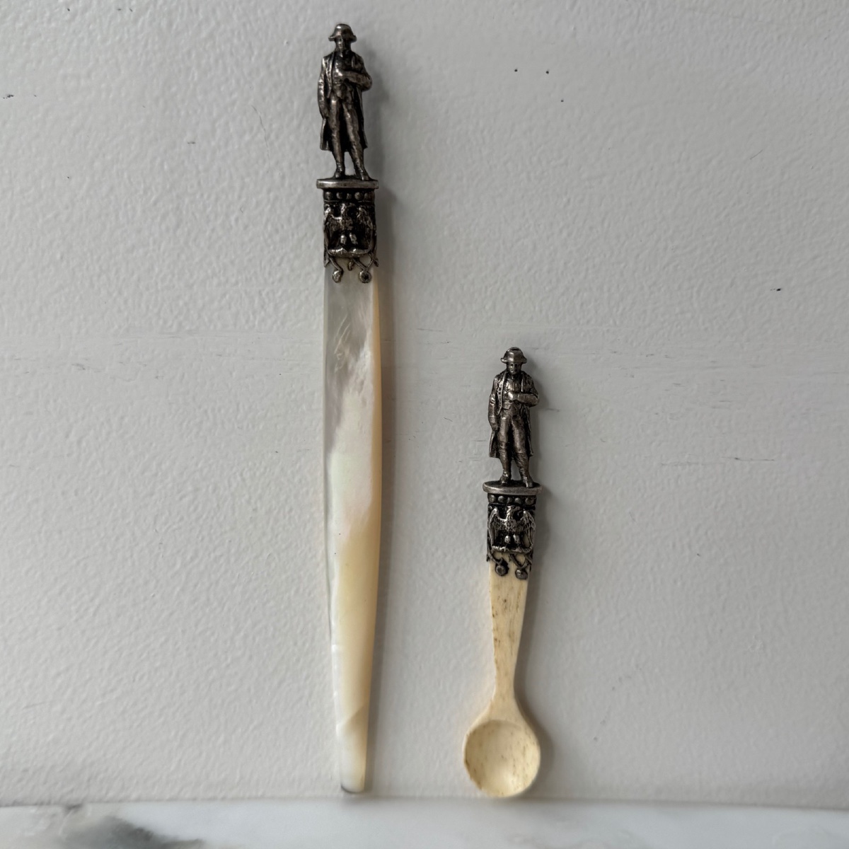 Mother-of-pearl Paper Knife And Spoon Surmounted By Napoleon, Late 19th Century